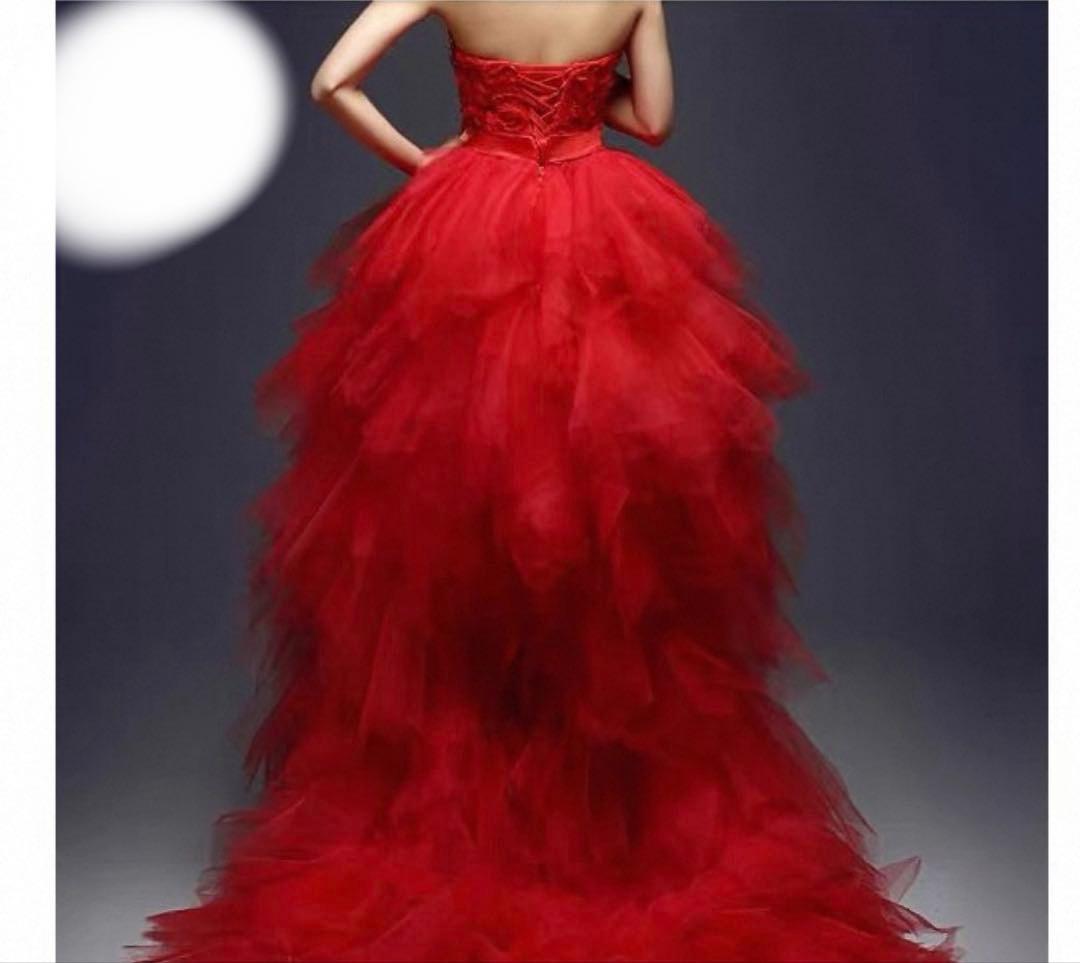 赤のフリル付きパーティードレス
