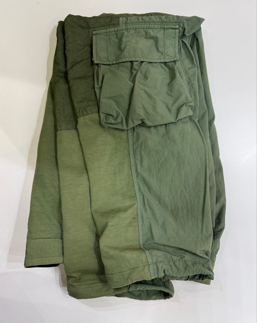 ストーンアイランド　カーゴパンツ　ワッペンロゴ　カーキ