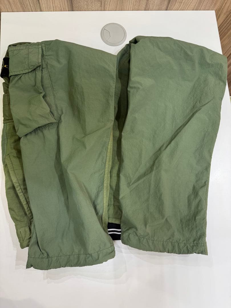 ストーンアイランド　カーゴパンツ　ワッペンロゴ　カーキ