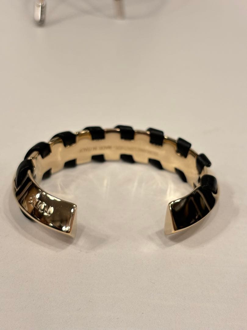 《TOD'S》　ゴールド×レザーバングル