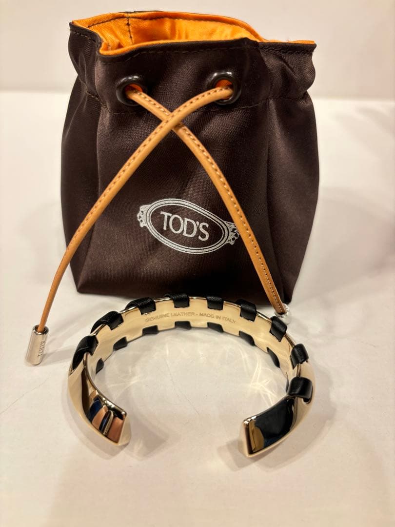 《TOD'S》　ゴールド×レザーバングル