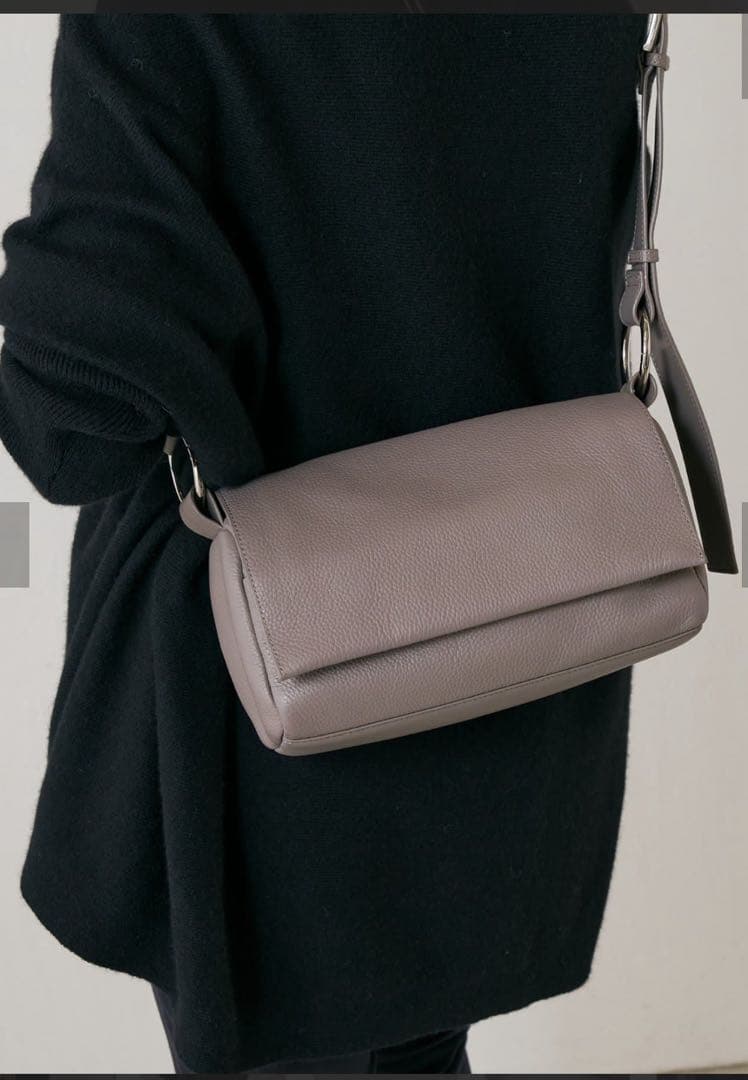 美品ビアズリー ☆ミニレザーボディーバッグ