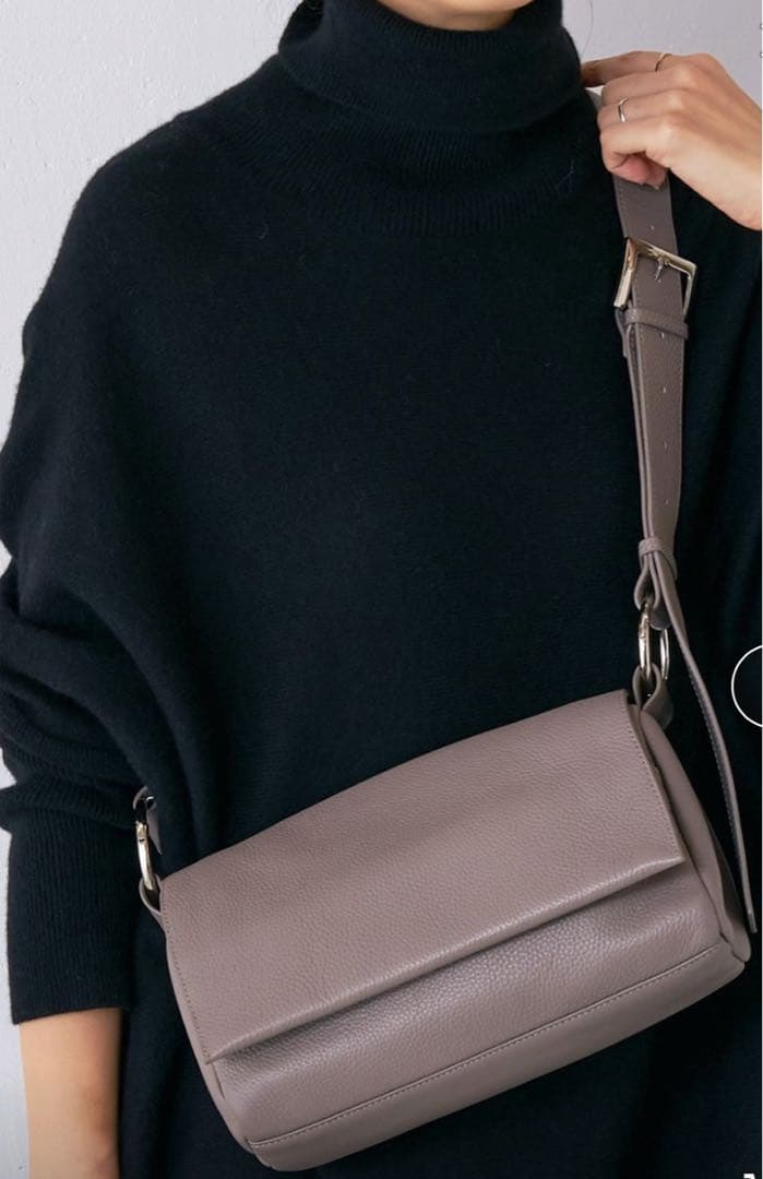 美品ビアズリー ☆ミニレザーボディーバッグ