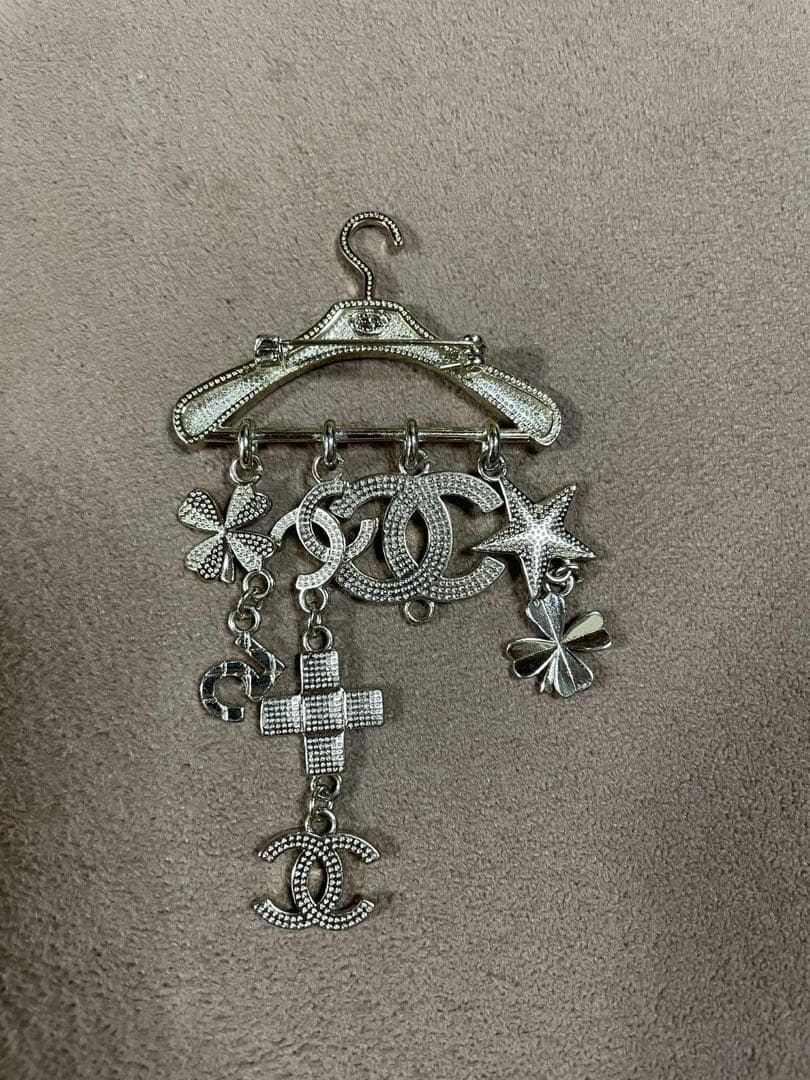 CHANEL シャネル ハンガーモチーフココマークブローチ