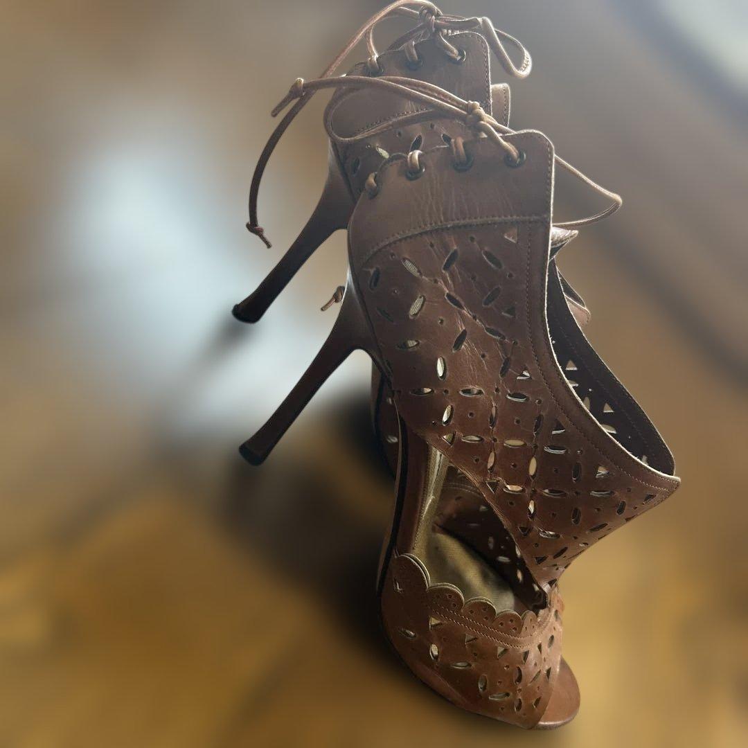 MANOLO BLAHNIK ブラウンカットアウトオープントゥサンダル