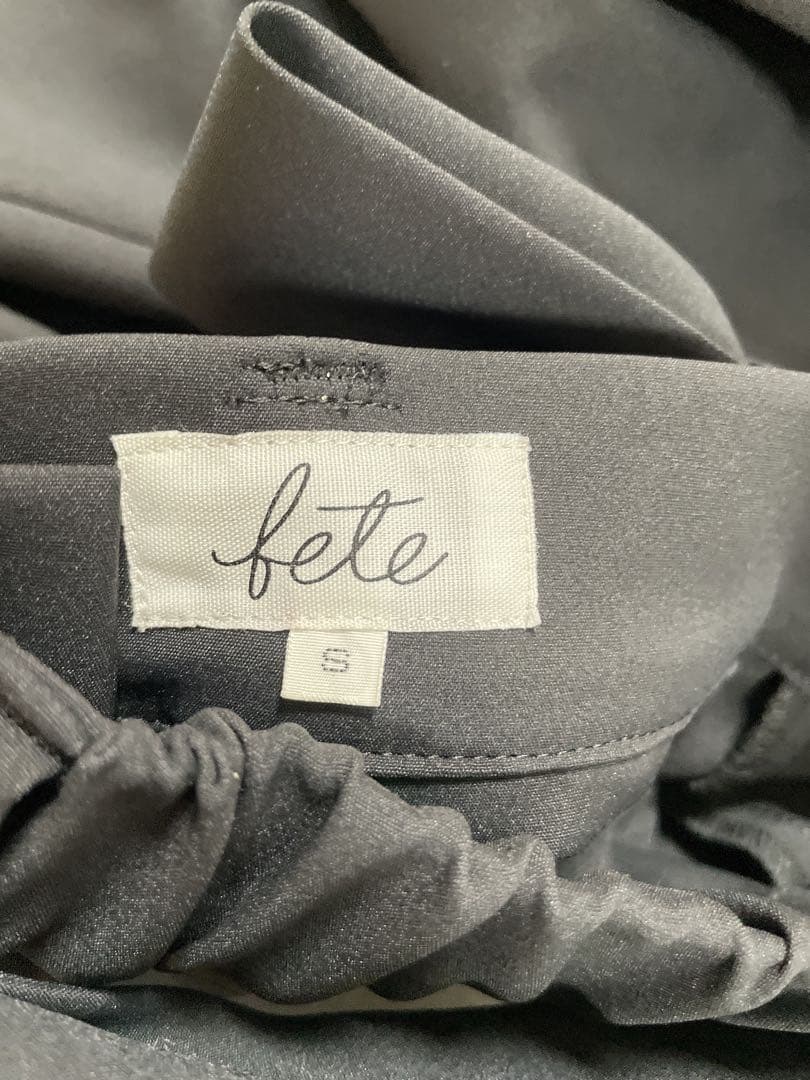 fete madison パンツ　美脚　マディソン　テーパードパンツ　ブラック