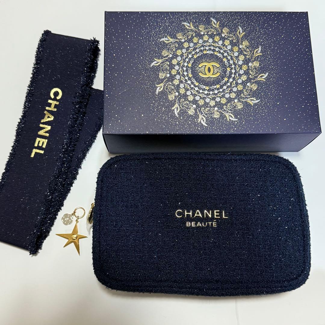 CHANEL ホリデー2025ポーチ ゴールドチャーム付き