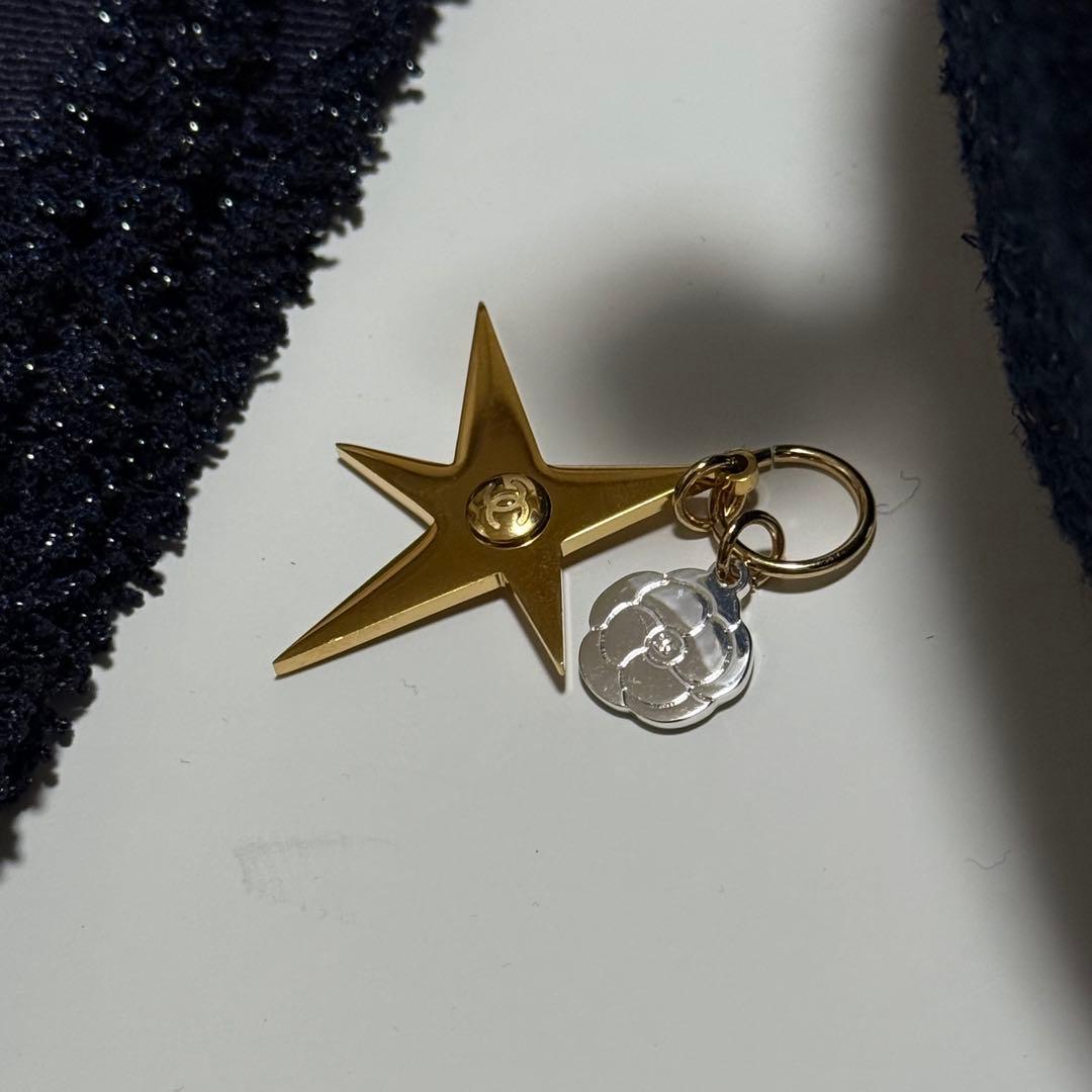 CHANEL ホリデー2025ポーチ ゴールドチャーム付き