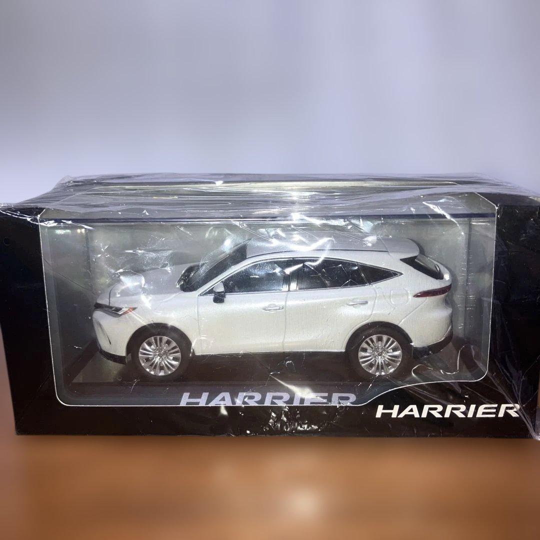 トヨタハリアー ミニカーカラーサンプル ホワイトパールクリスタルシャイン 非売品