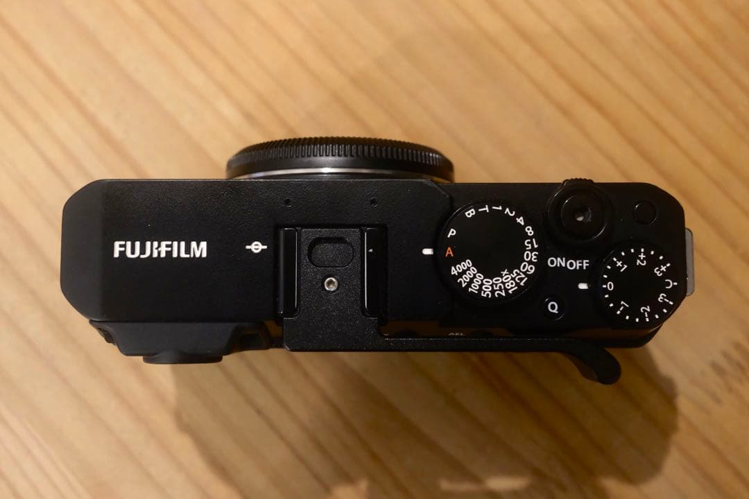 富士フイルム FUJIFILM X-E4 ミラーレスカメラ 本体 ブラック　黒