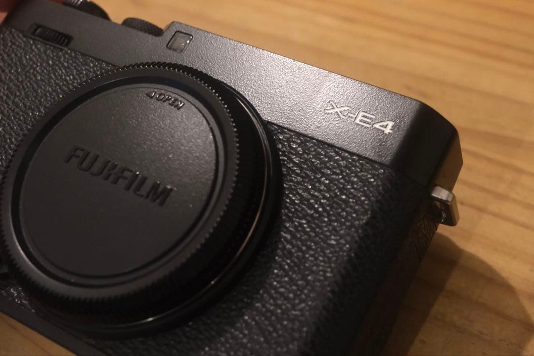 富士フイルム FUJIFILM X-E4 ミラーレスカメラ 本体 ブラック　黒