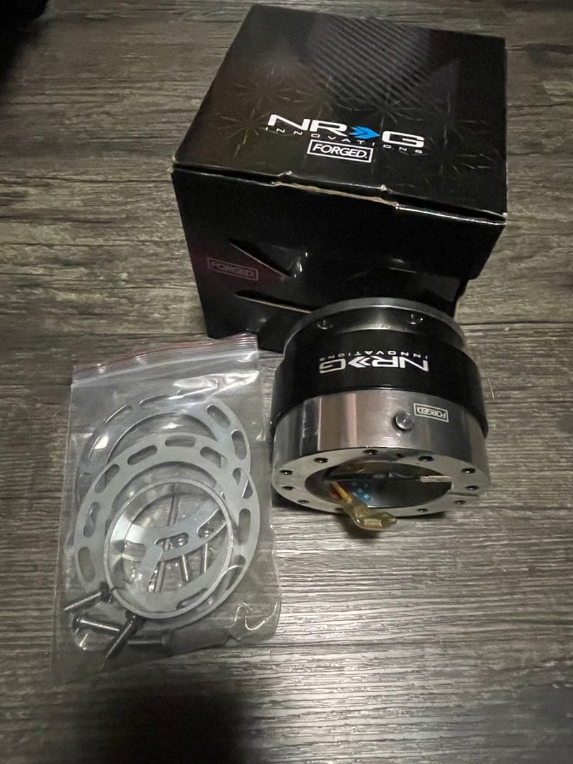 NRG Innovations ステアリングハブ 黒×シルバー