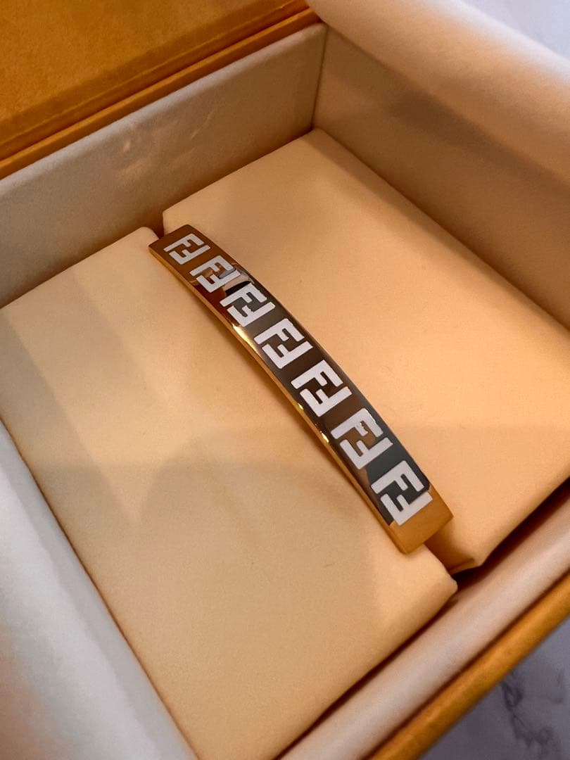 美品 FENDI ヘアアクセサリー バレッタ