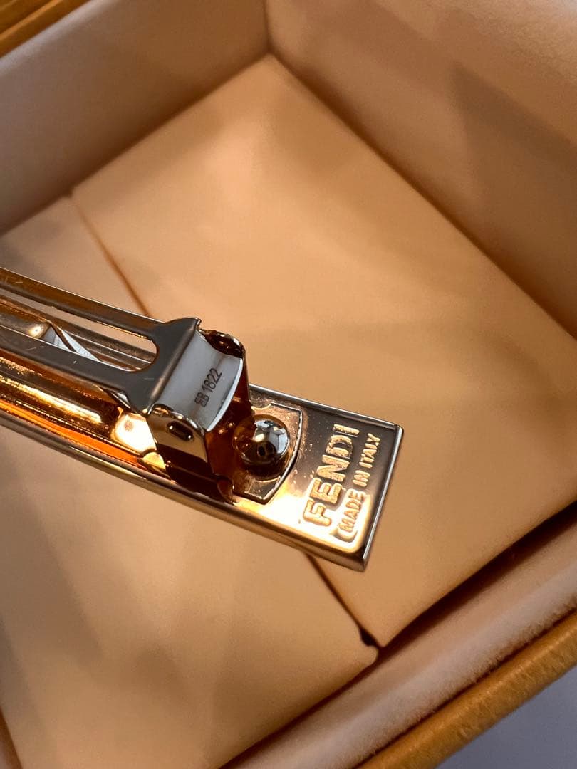 美品 FENDI ヘアアクセサリー バレッタ