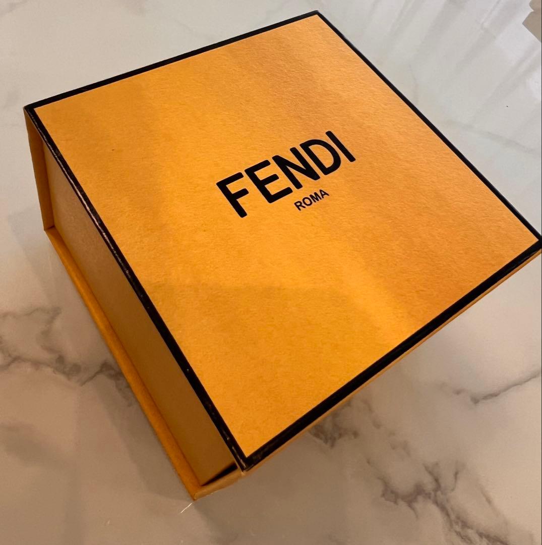 美品 FENDI ヘアアクセサリー バレッタ