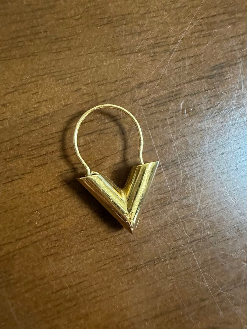 ヴィトン　ピアス　V字型金色ピアス(片耳用)