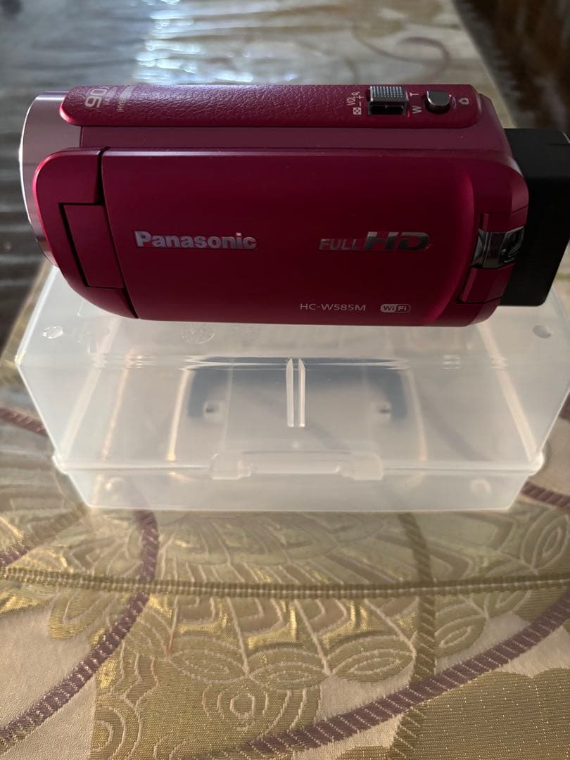 FULL HD解像度のPanasonic HC-W585Mレッド