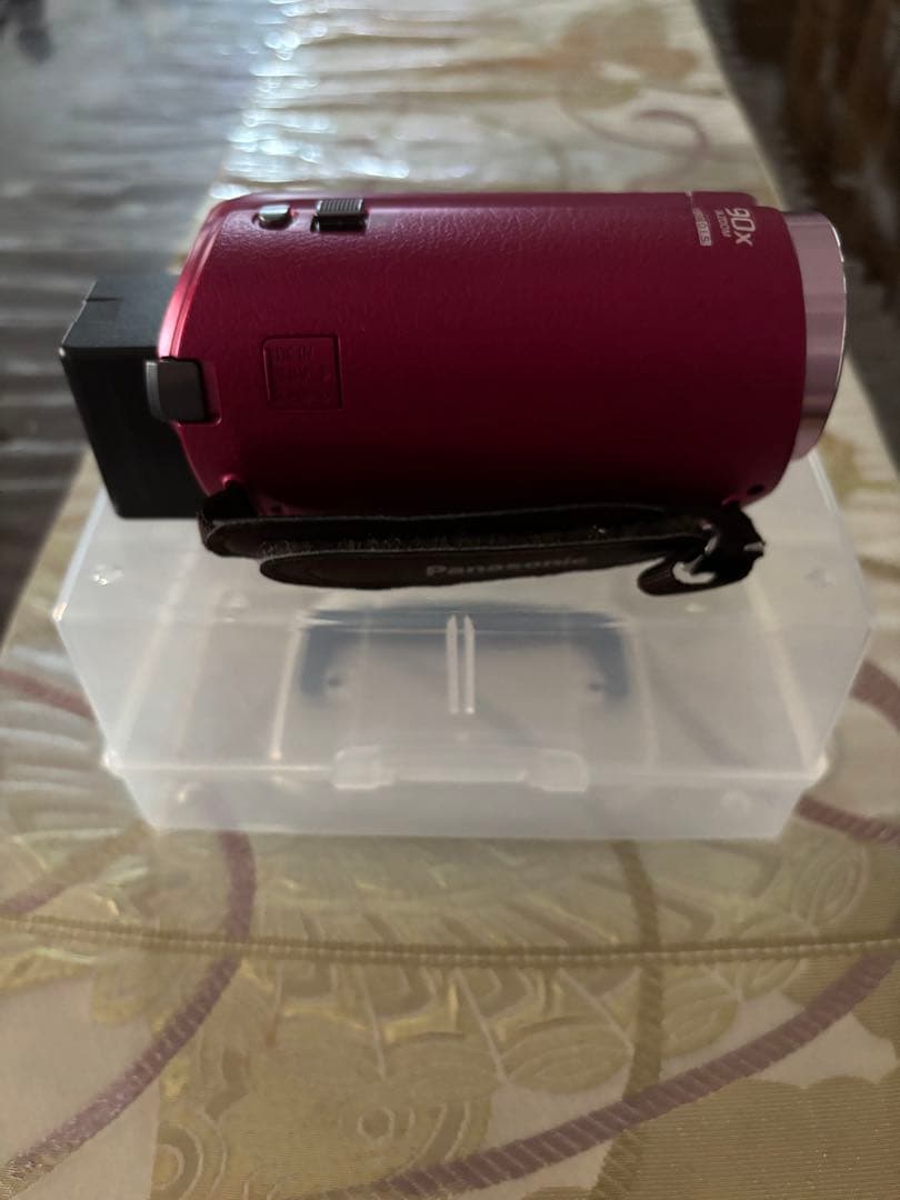 FULL HD解像度のPanasonic HC-W585Mレッド