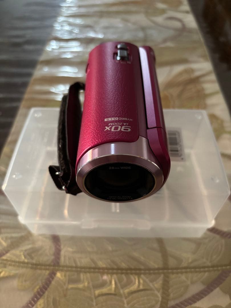 FULL HD解像度のPanasonic HC-W585Mレッド