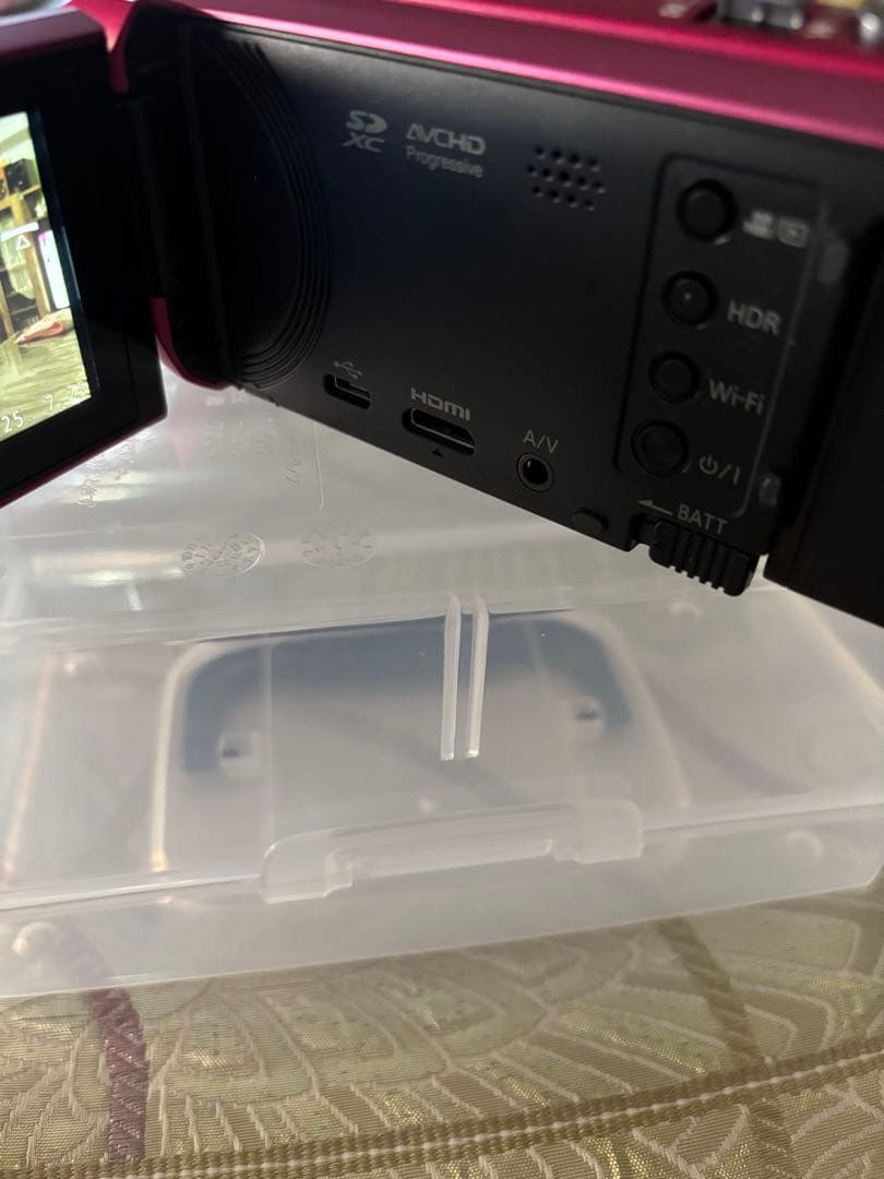 FULL HD解像度のPanasonic HC-W585Mレッド