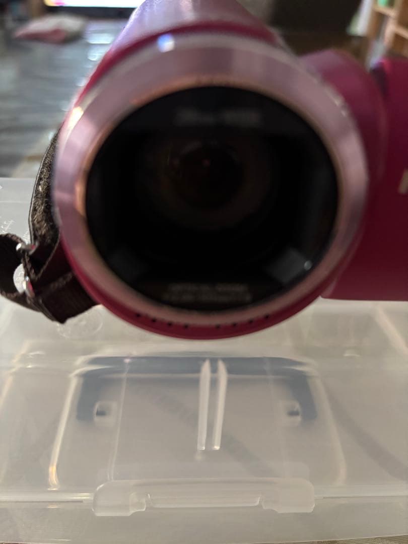 FULL HD解像度のPanasonic HC-W585Mレッド