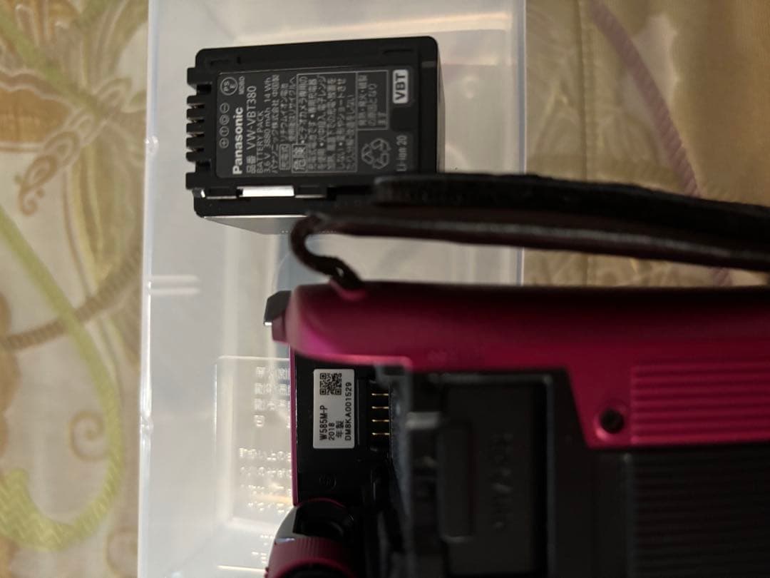 FULL HD解像度のPanasonic HC-W585Mレッド