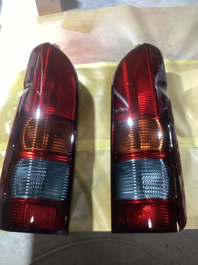 ハイエース200系3型DX純正テールランプ中古ベースグラデーションスモーク