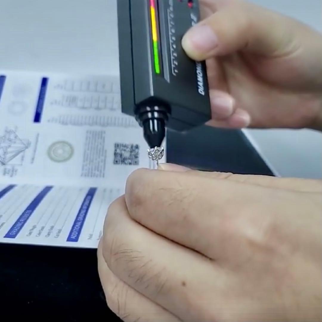 満足保証！最高級人工ダイヤ モアッサナイト ピアス 2ct 1粒ダイヤモンド