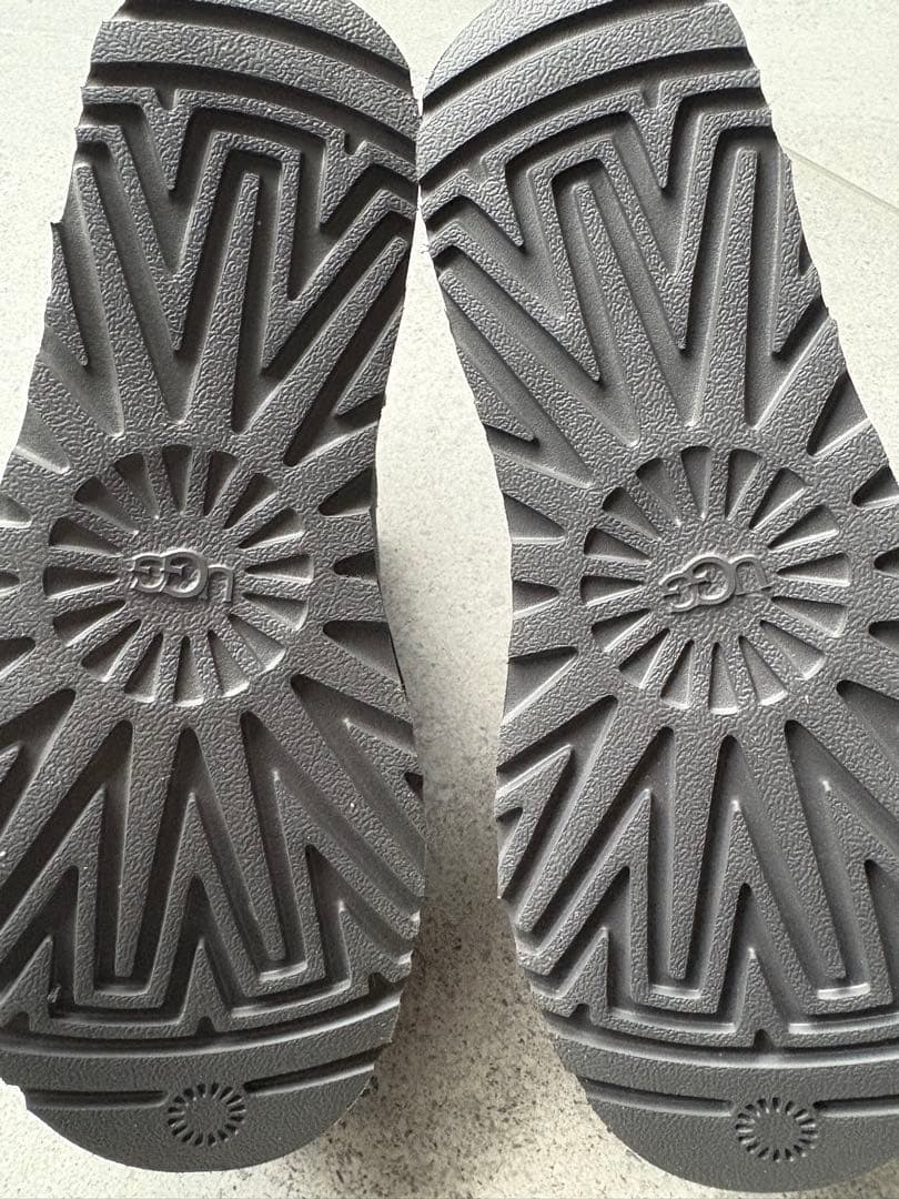 新品未使用UGG グレー 厚底ショートブーツ