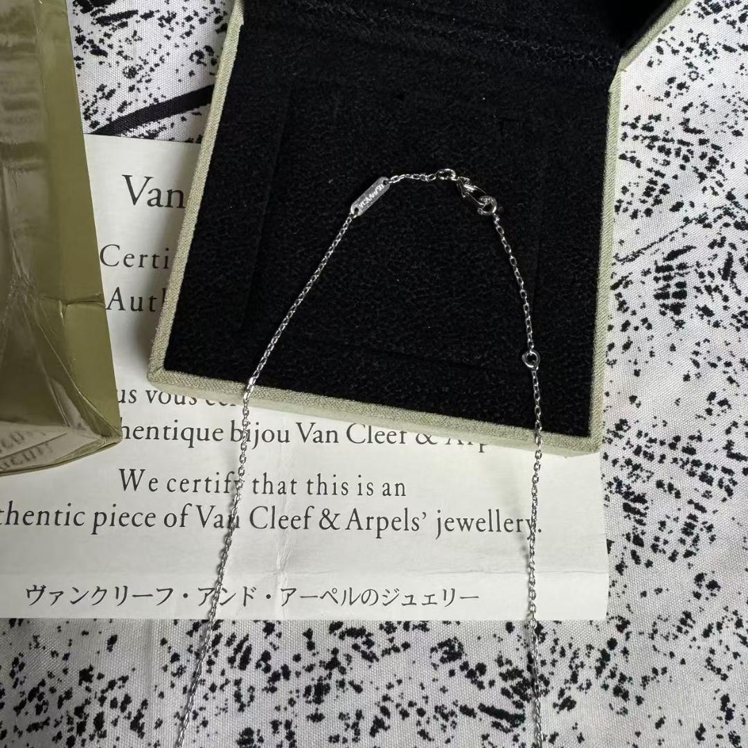 Van Cleef & Arpels クローバー型ネックレス