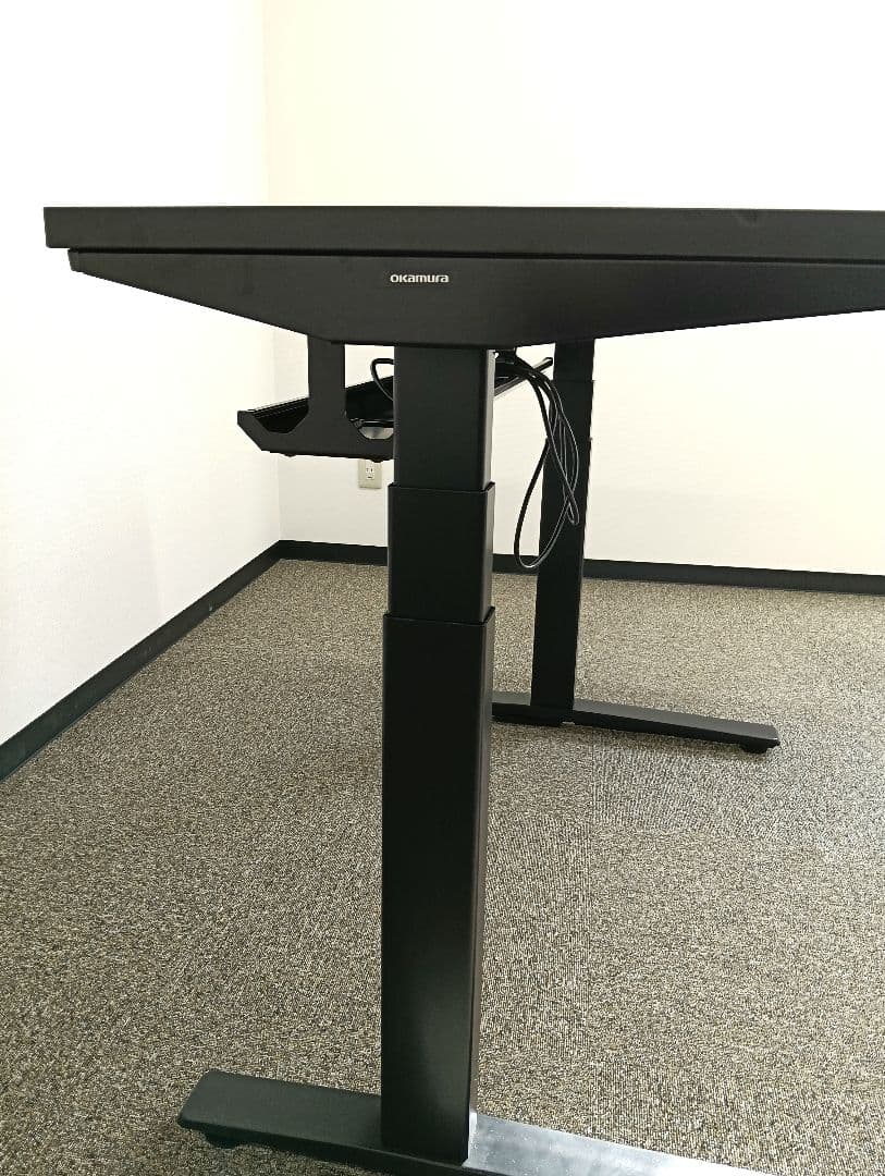 新春特価/オカムラの ストライカー スイフト 電動昇降デスク ラウンドタイプ