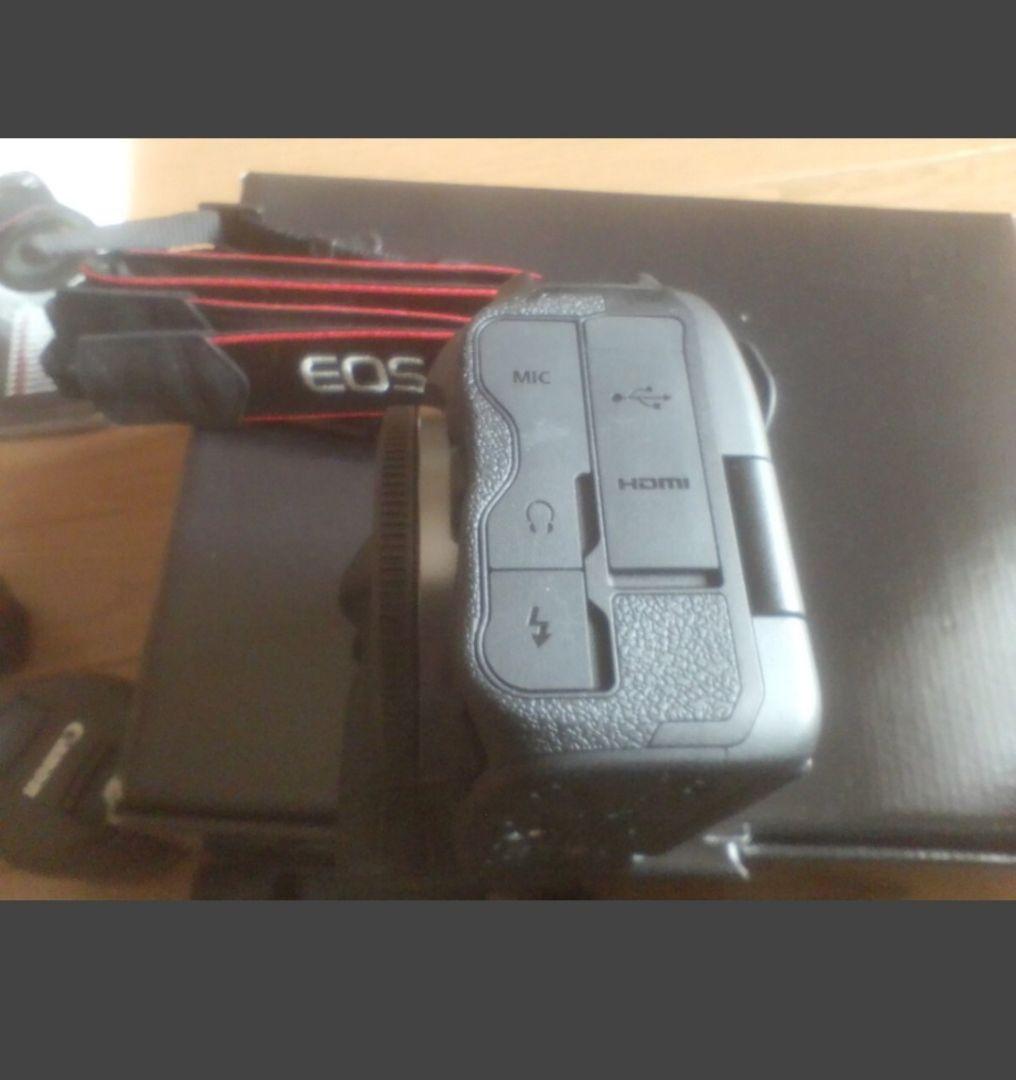 カズにぃ　新同品 キヤノン EOS R5 ボディ