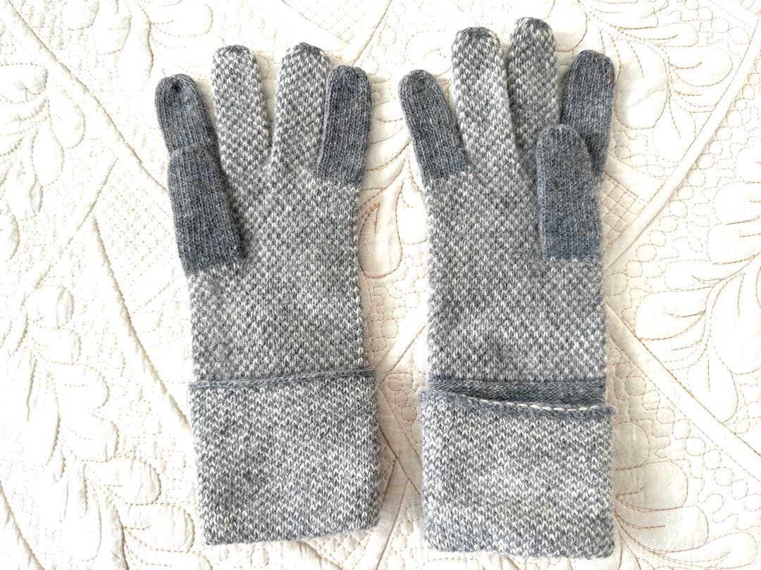 未使用FENDIフェンディロゴ手袋☆白グレーグローブズッカ柄FFアンゴラウール