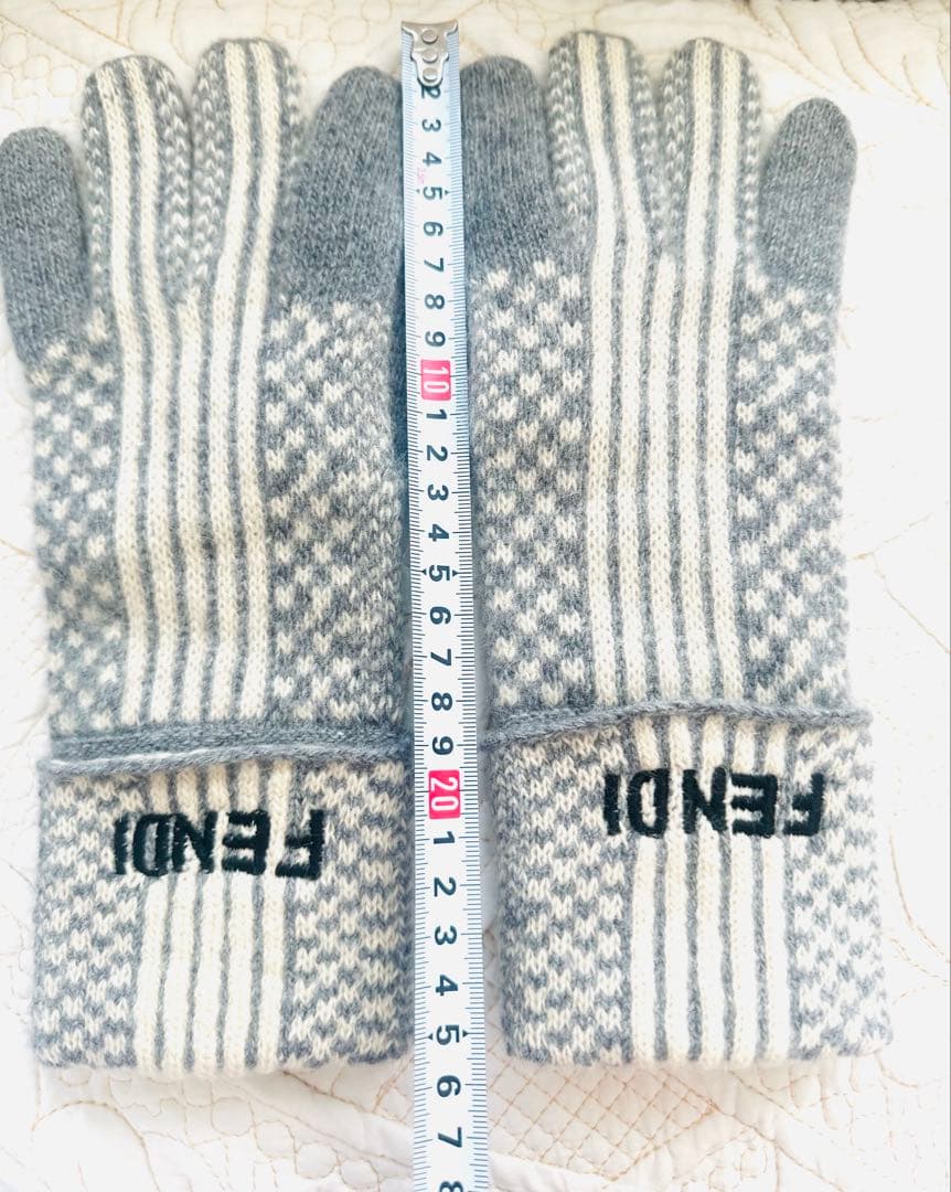 未使用FENDIフェンディロゴ手袋☆白グレーグローブズッカ柄FFアンゴラウール