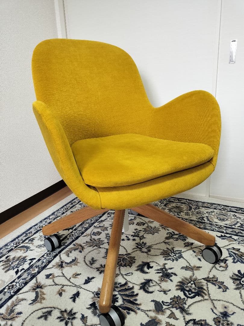 oliver　オリバー　アームチェア　イエロー　木製脚　キャスター付き