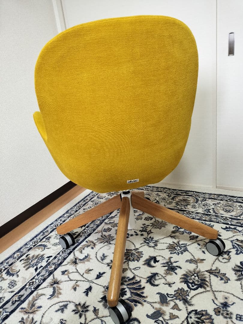 oliver　オリバー　アームチェア　イエロー　木製脚　キャスター付き