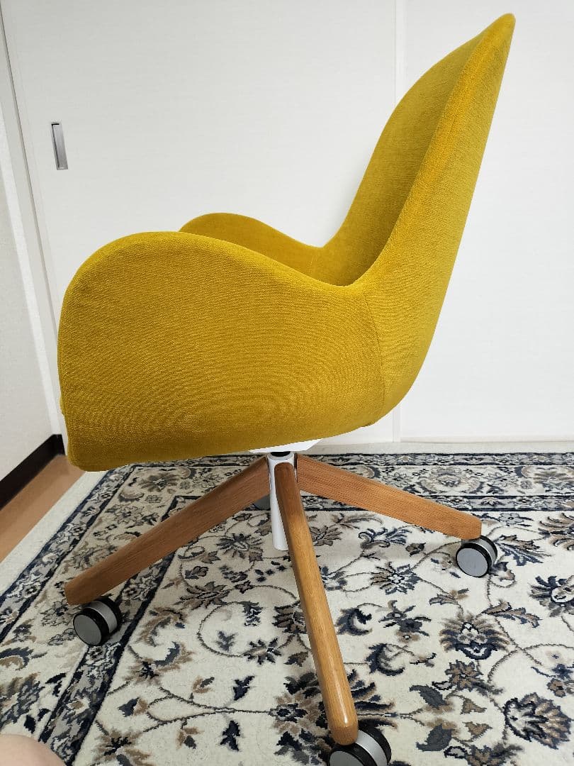 oliver　オリバー　アームチェア　イエロー　木製脚　キャスター付き
