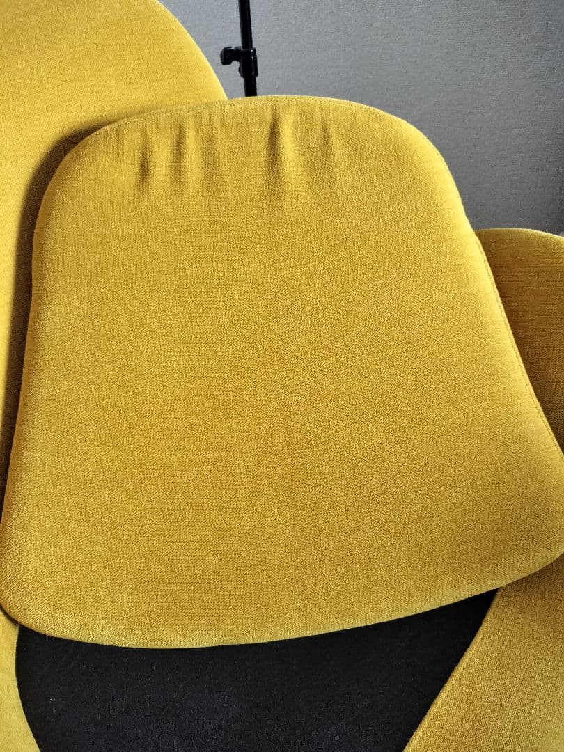 oliver　オリバー　アームチェア　イエロー　木製脚　キャスター付き