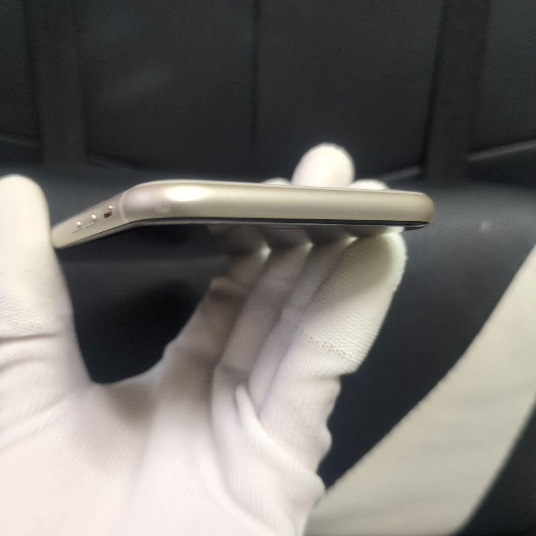 82 美品　iPhone　se3 第3世代　64gb SIMフリー　白　ホワイト