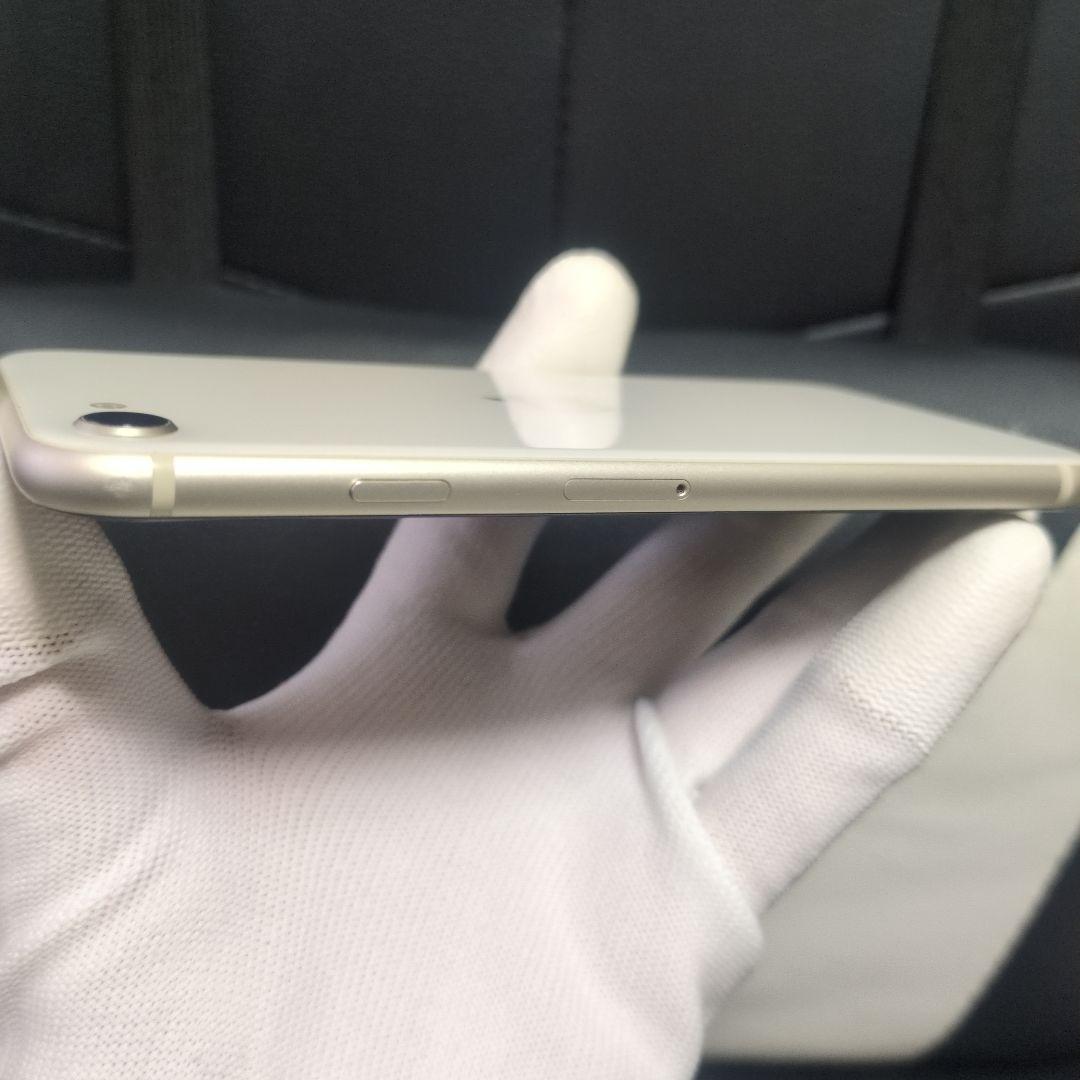 82 美品　iPhone　se3 第3世代　64gb SIMフリー　白　ホワイト