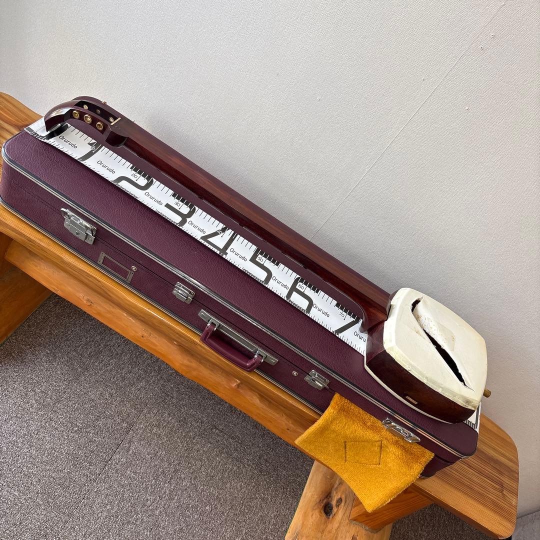 三味線　太棹　紅木　皮破れ　ハードケース付き　全長約102cm