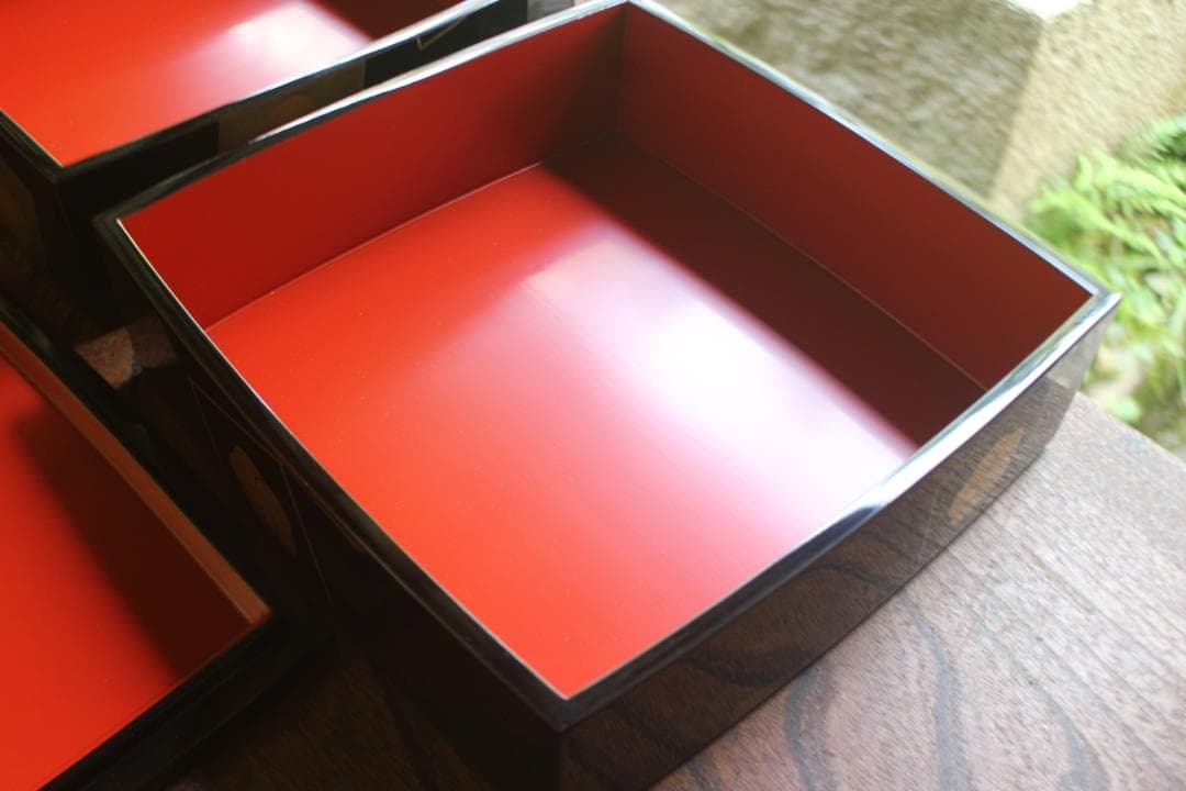 デッドストック！上質内朱黒漆に優美な梅蒔絵の映える二段重（検輪島塗重箱お重