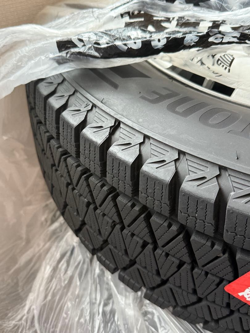 【超美品】スタッドレスタイヤ BLIZZAK DM-V3 215/70R16