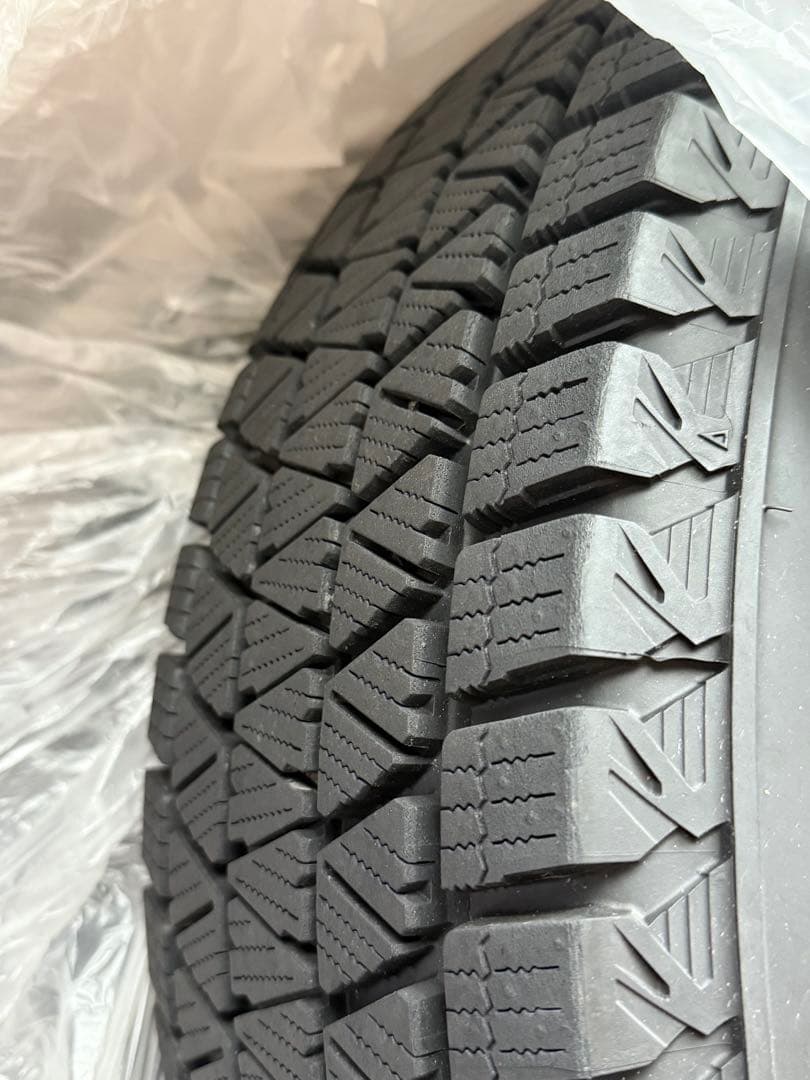 【超美品】スタッドレスタイヤ BLIZZAK DM-V3 215/70R16