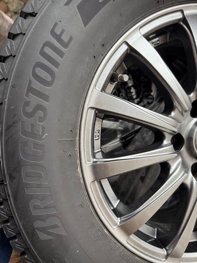 【超美品】スタッドレスタイヤ BLIZZAK DM-V3 215/70R16
