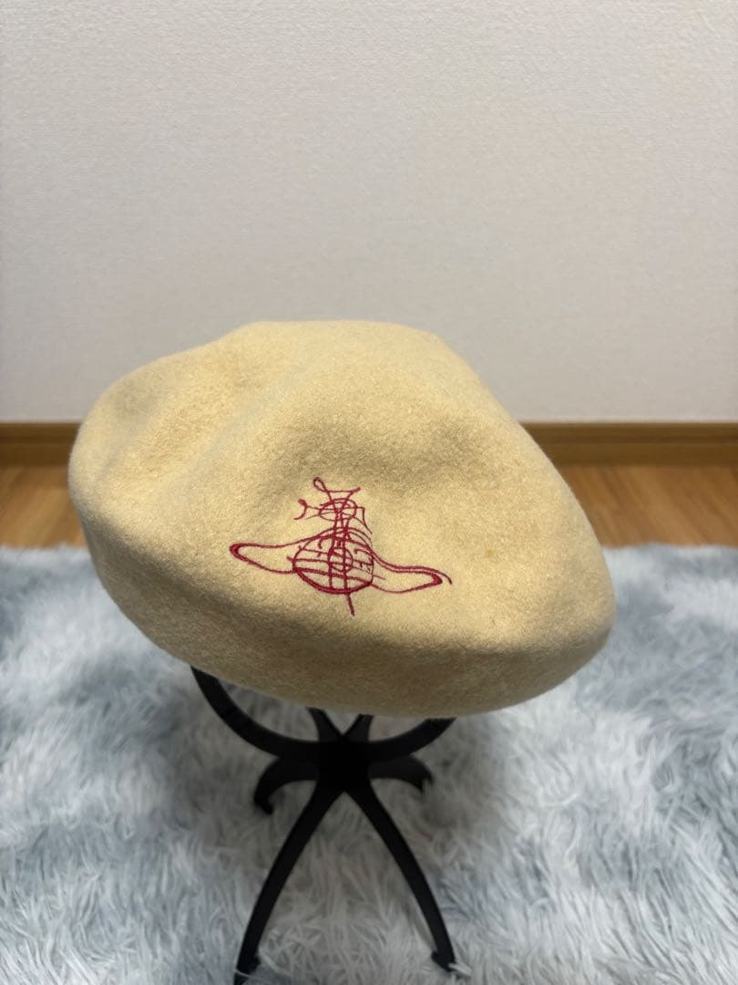 最終お値下 ヴィヴィアンウエストウッド☆希少 ベージュのベレー帽 赤色刺繍