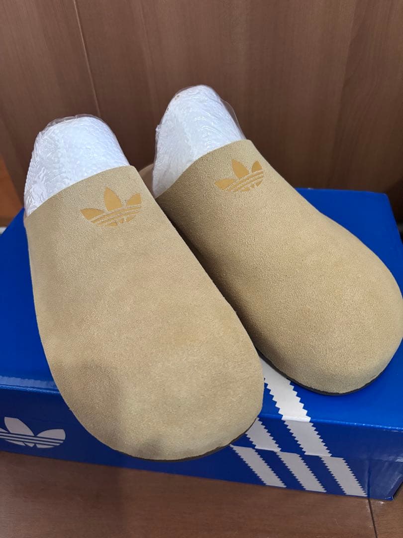 adidas ベージュ スエード サンダル
