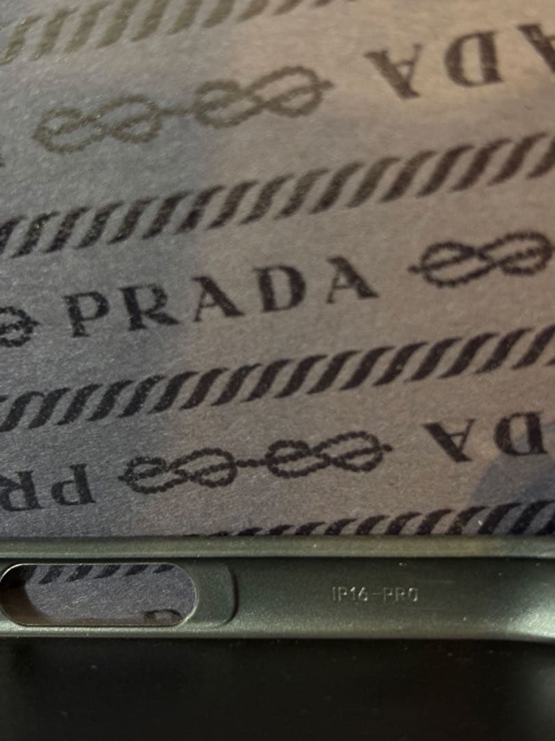 正規品PRADAiPhone 16 Pro 箱付き