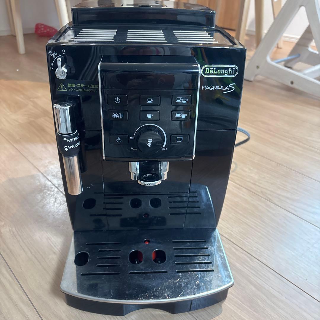 デロンギ マグニフィカ エスプレッソマシン　ミルクジャグ付き