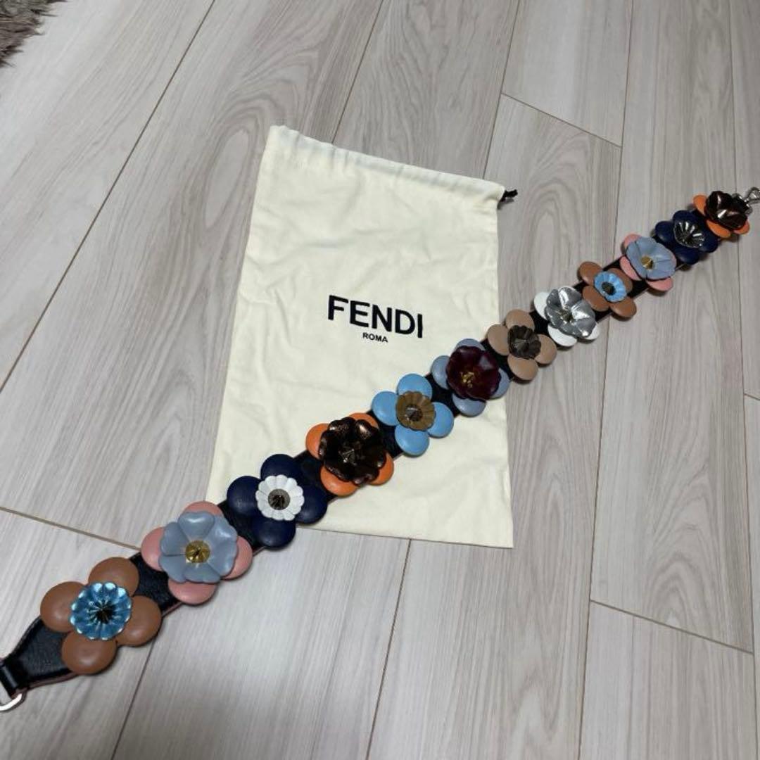 FENDI ストラップユー フラワースタッズ